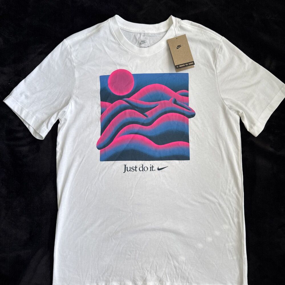 Nike Sportswear Mural Waves Graphic T-Shirt White Pink HJ0784-100 size Medium